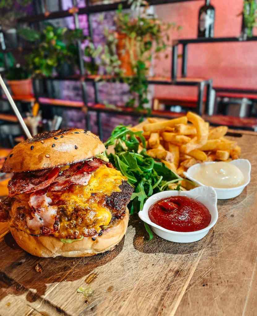 Barroq Burger mit rustikalen Pommes