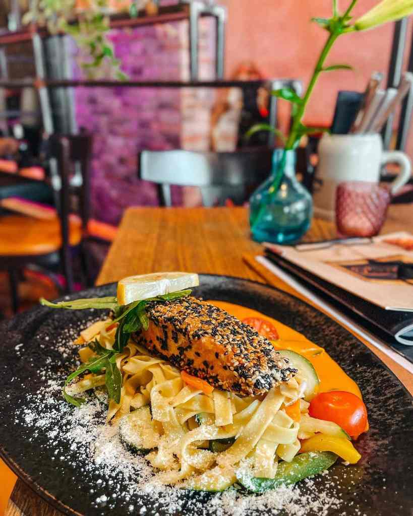 Linguine mit Sesam-Lachs