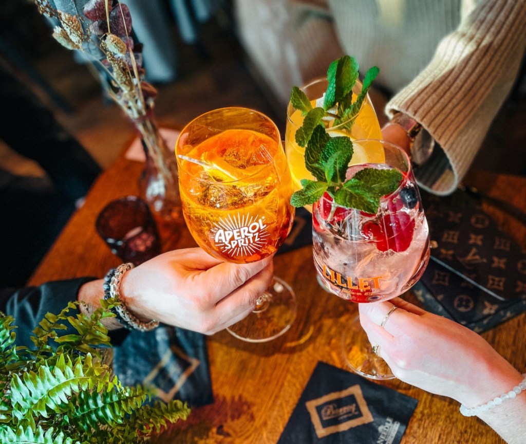 Bunte Cocktails, bereit zum Anstoßen