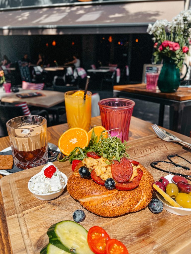 Frisches Frühstück mit Ei, Sesamring und Obst im Barroq