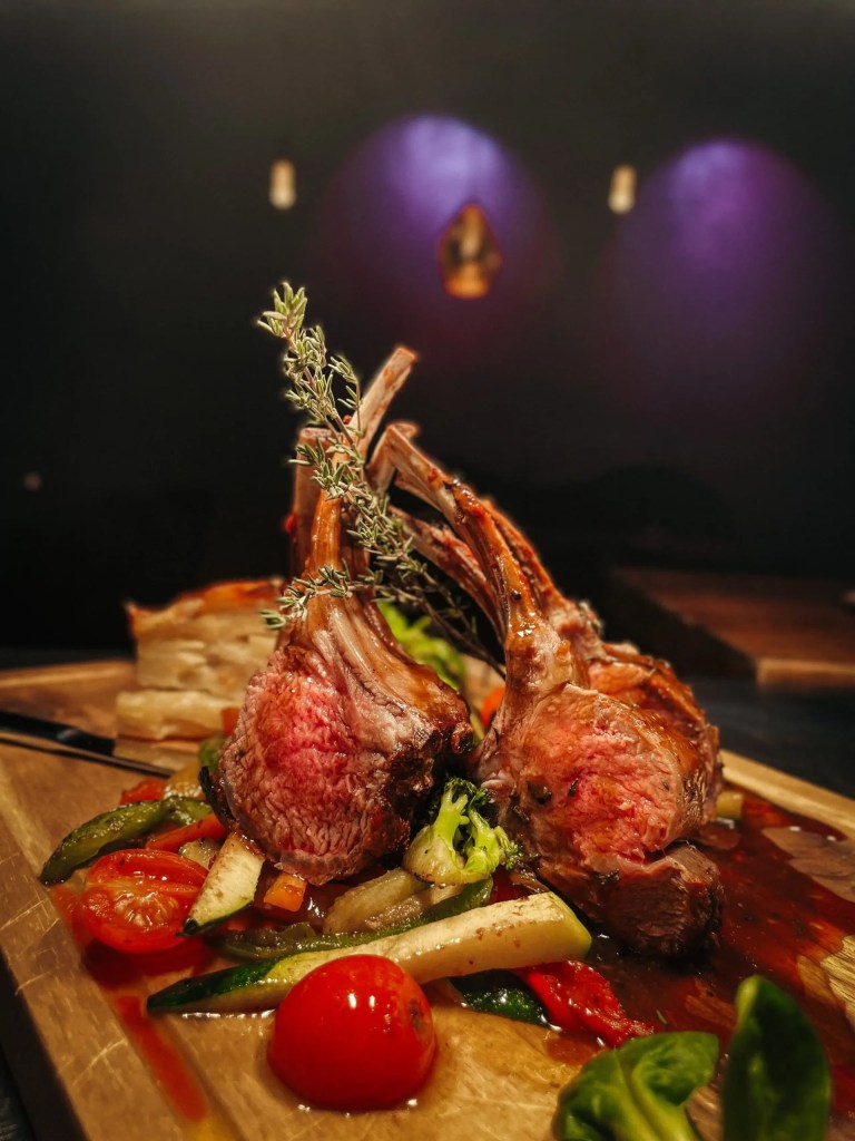 Gegrillte Spezialität mit frischem Gemüse